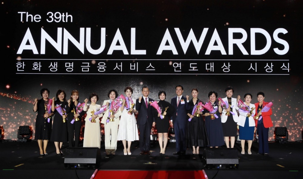 19일 일본 북해도 루스츠 리조트에서 열린 2023 한화생명금융서비스 연도대상 시상식에서 챔피언 등급 선발자들이 한화생명 여승주 대표이사(왼쪽에서 일곱 번째), 한화생명금융서비스 이경근 대표이사(왼쪽에서 아홉 번째)와 기념 촬영을 하고 있다.(2023.05.21.)./사진제공=한화생명