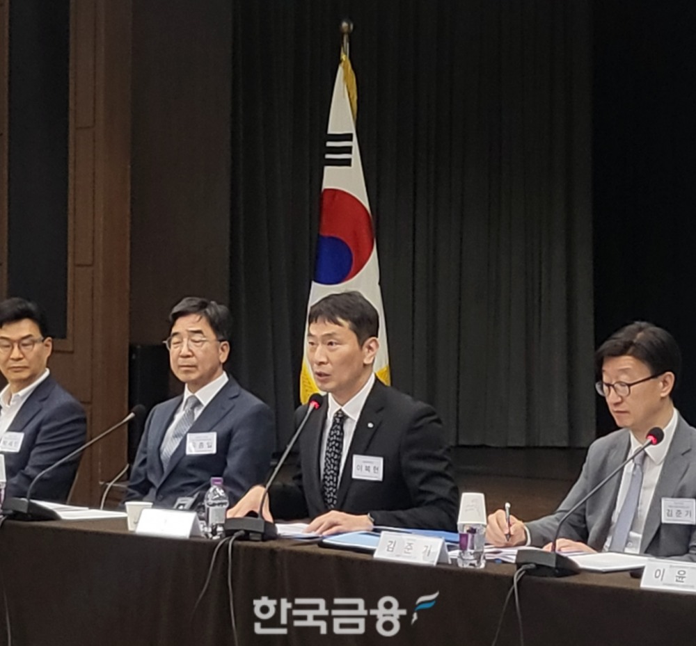 이복현 금융감독원장(오른쪽에서 두 번째)이 22일 서울 은행회관 2층 국제회의실에서 열린 '2023 금융감독자문위원회 전체회의'에서 발언하고 있다. 2023.05.23. /사진=신혜주 기자
