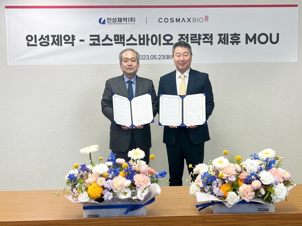 지난 23일 경기 성남시 코스맥스바이오 본사에서 열린 업무협약 체결식에서 김철희 코스맥스바이오 대표(오른쪽)와 도재정 인성제약 사장이 기념촬영을 하고 있다./사진=코스맥스바이오