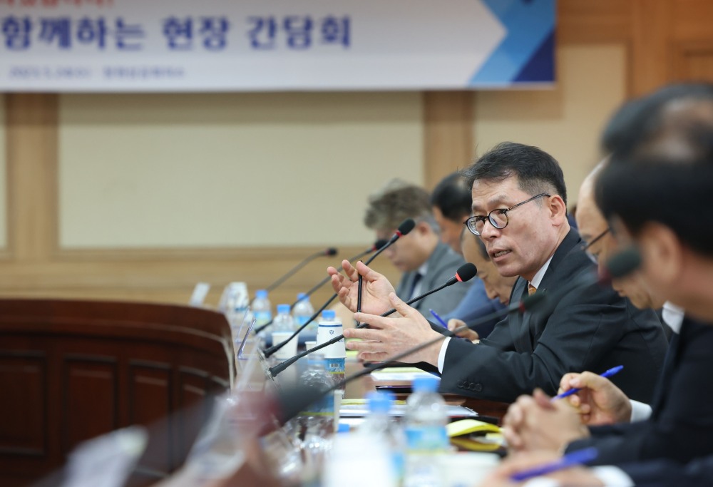 김성태 IBK기업은행장이 24일 경남 창원상공회의소에서 열린 ‘중소기업 현장간담회‘에서 중소기업 대표들과 간담회를 진행하고 있다. /사진제공=IBK기업은행