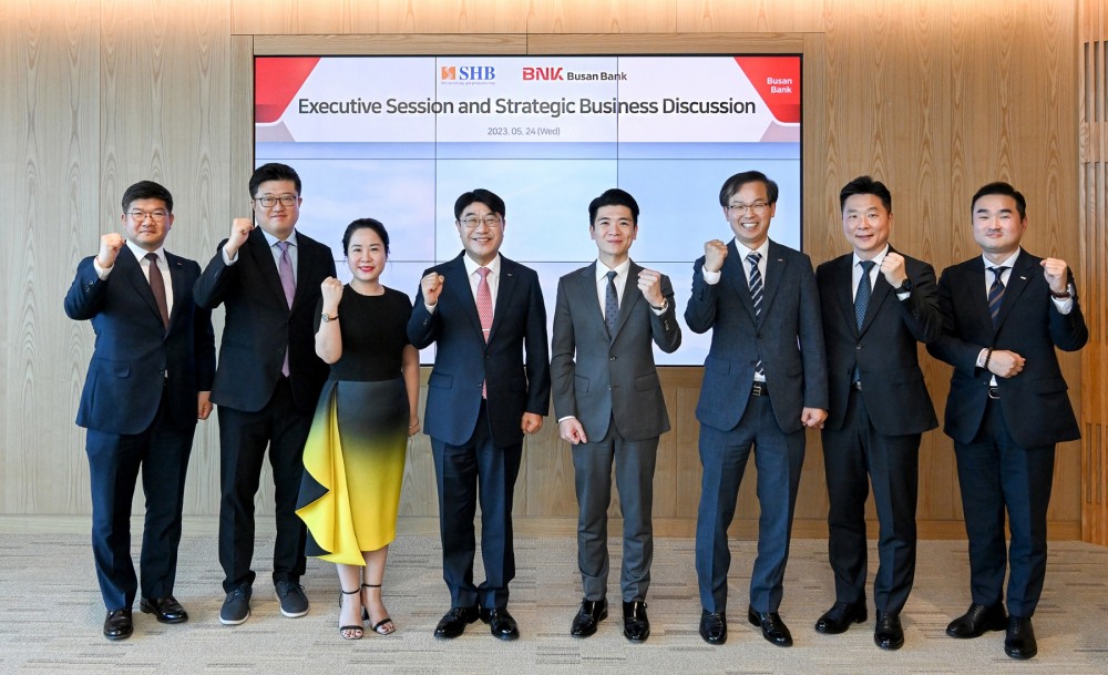 방성빈 BNK부산은행장(왼쪽 네 번째)과 쿠앙 빈(Do Quang Vinh) 사이공-하노이은행 부의장(왼쪽 다섯 번째)이 지난 24일 부산은행 본점에서 상호 협력 방안을 논의했다. /사진제공=BNK부산은행