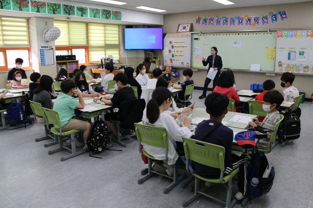 5월 25일 오전 서울 도봉구 누원초등학교에서 4학년 3반 학생들이 금융 교육을 듣고 있다./사진=한국금융신문