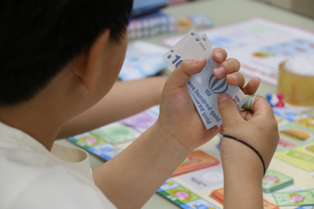 5월 25일 오전 서울 도봉구 누원초등학교 4학년 학생들이 '금융요리왕' 보드게임에 참여하고 있다./사진=한국금융신문