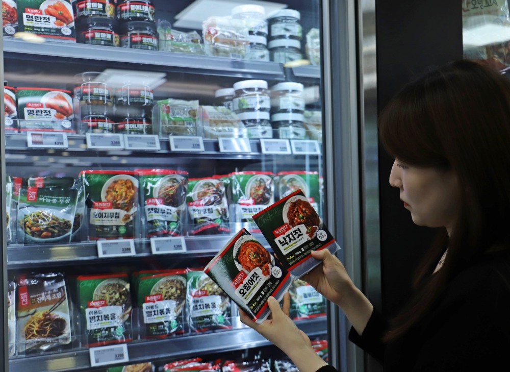 롯데마트 제타플렉스점에서 PB브랜드 '요리하다' 젓갈을 보고 있는 소비자의 모습. /사진제공=롯데마트