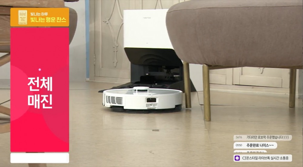 굿라이프에서 판매된 로보락 청소기. /사진제공=CJ온스타일