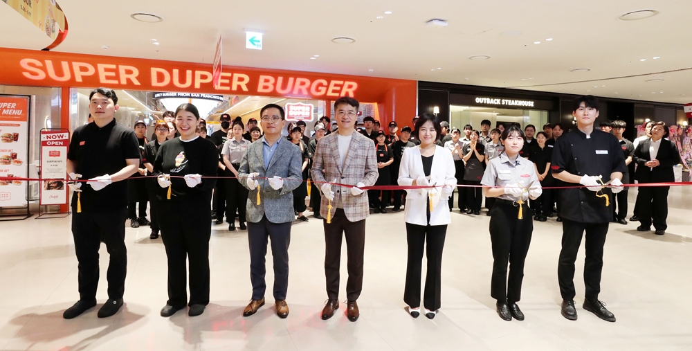 9일 아웃백과 슈퍼두퍼 동반 오픈식에 참가한 bhc그룹 박현종 회장(좌측에서 네 번째)과 임금옥 대표(좌측에서 세 번째)가 관계자들과 함께 커팅식을 실시하고 있다. / 사진 = bhc그룹