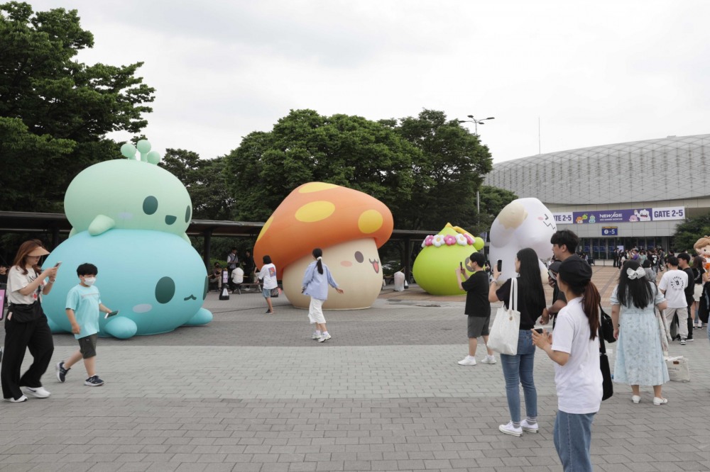 쇼케이스 행사장 외부에 설치된 메이플스토리 캐릭터 조형물. / 사진제공=넥슨