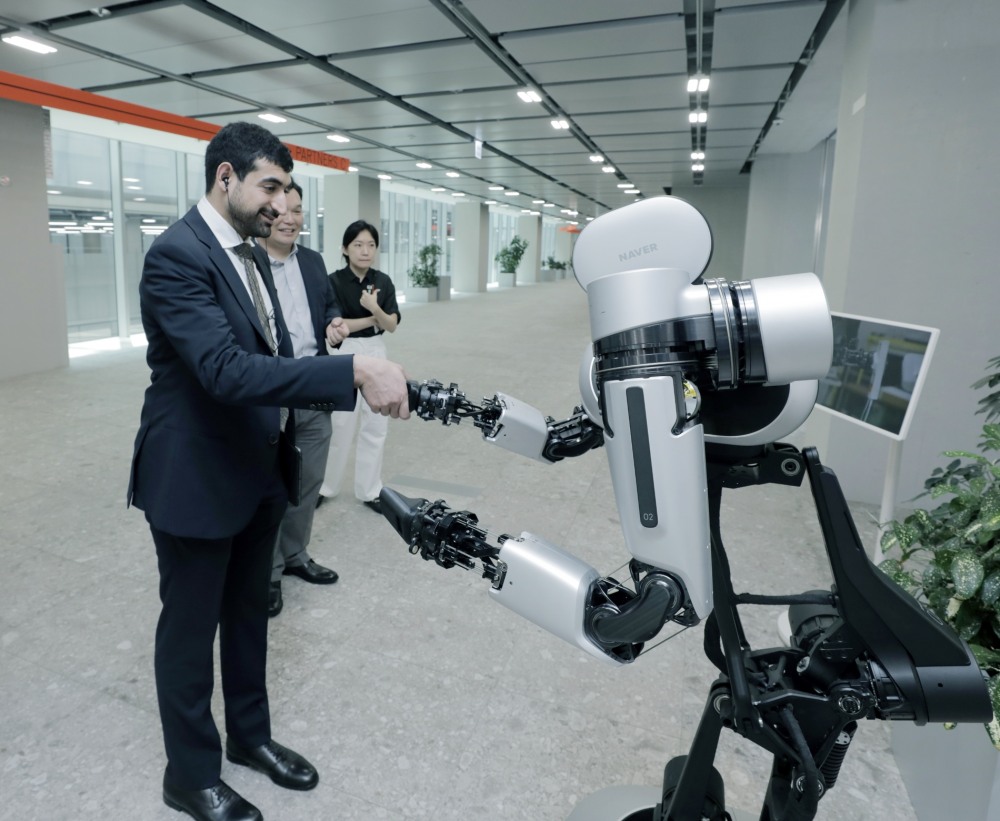 2일 경기도 성남시 네이버 1784를 방문해 네이버의 첨단 기술 테크 컨버전스 사례를 체험 중인 셰이크 사우드 술탄 빈 모하메드 알 카시미 왕자. / 사진제공=네이버