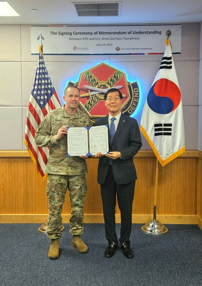 2023년 6월 14일 주한미군 대상 K-컬쳐 체험여행 프로그램 시범 운영을 위한 업무협약식에서 김장실 한국관광공사 사장(오른쪽)과 미국 육군 험프리스 수비대 기지사령관 세스 C. 그레이브스 대령이 기념촬영을 하고 있다. /사진제공=한국관광공사