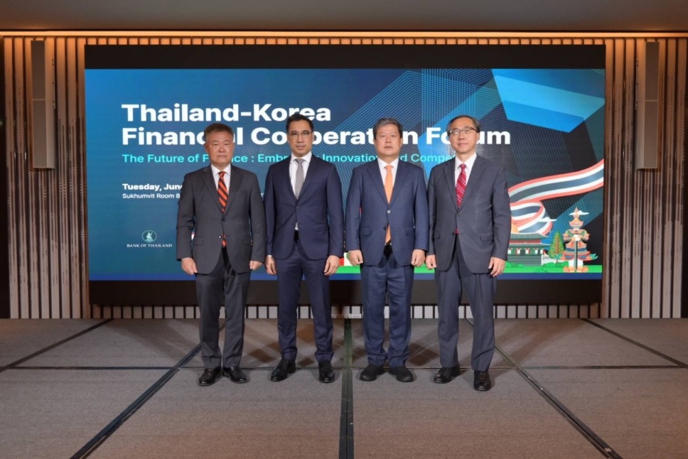 (왼쪽부터) 박종규 해외금융협력협의회 의장과 세타푸트 수티와르나루에푸트(Sethaput Suthiwartnarueput) 태국 중앙은행 총재, 김정각 금융위원회(위원장 김주현) 증권선물위원회 상위원, 문승현 주태국 대한민국 대사가 2023년 6월 13일 열린 '한국-태국 금융협력포럼'에서 기념촬영하고 있다./사진제공=금융위