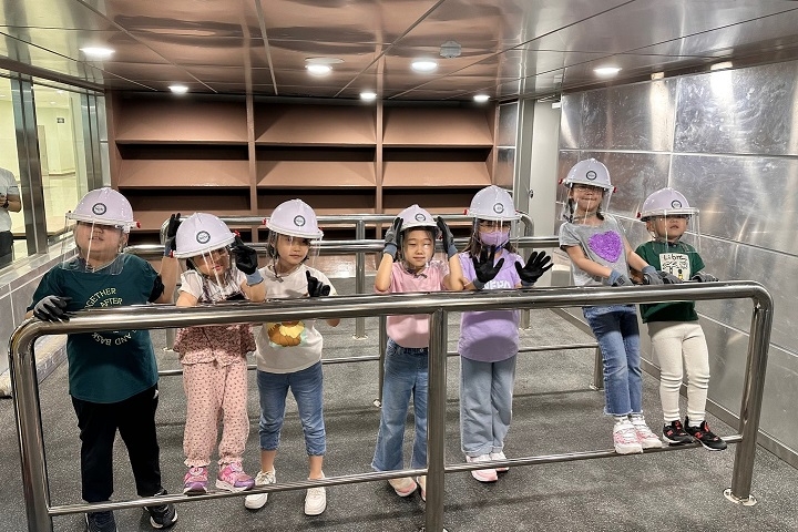 SR은 15일 어린이 교통약자를 초청해 철도 안전사고 및 안전행동을 기르는 다양한 안전체험교육을 전개했다./사진제공=SR