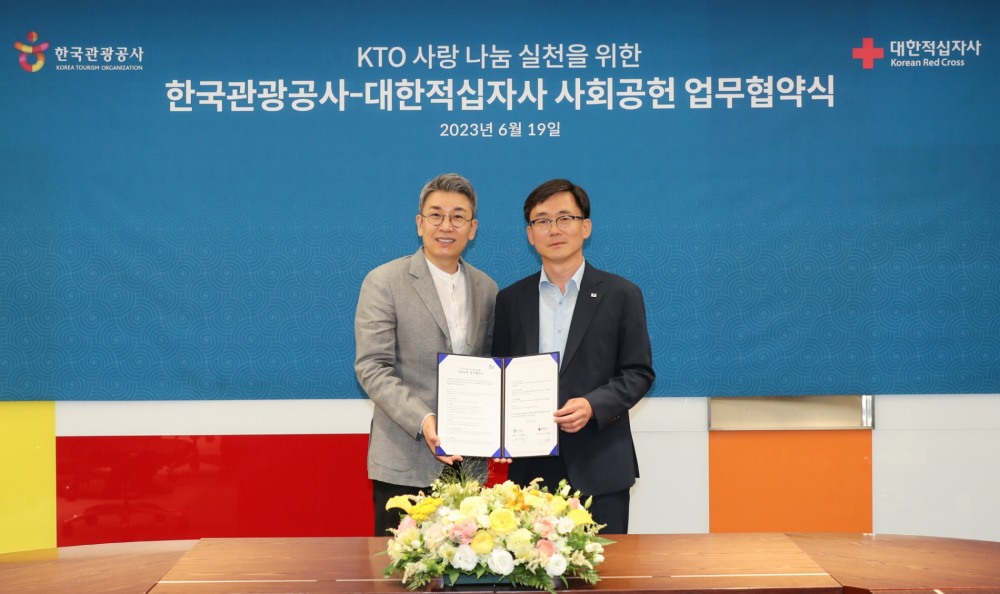 ESG 경영을 위한 사회공헌 실천 업무협약식에 참석한 한국관광공사 이재환 부사장(왼쪽)과 대한적십자사 이상천 사무총장(오른쪽) / 사진제공=한국관광공사