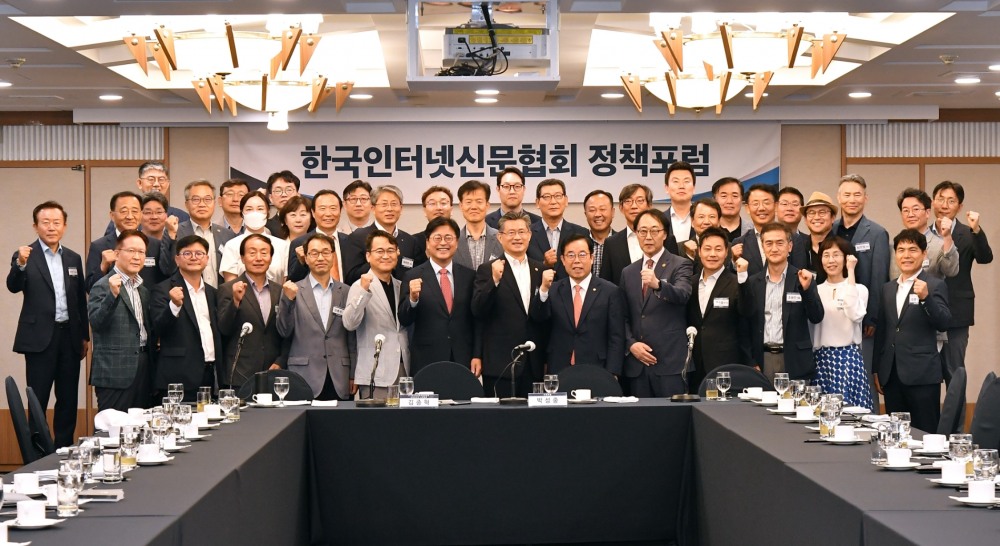 김봉국 KFT한국금융신문 대표(앞줄 왼쪽에서 다섯번째)를 비롯한 인터넷신문 대표들이 박성중 의원(앞줄 왼쪽에서 아홉번째)과 함께 포즈를 취하고 있다./사진제공=인신협(2023.6.21)