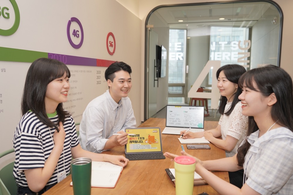 임직원들이 직무와 관련된 주제로 학습 모임을 진행하고 있다. 사진 제공=LG유플러스