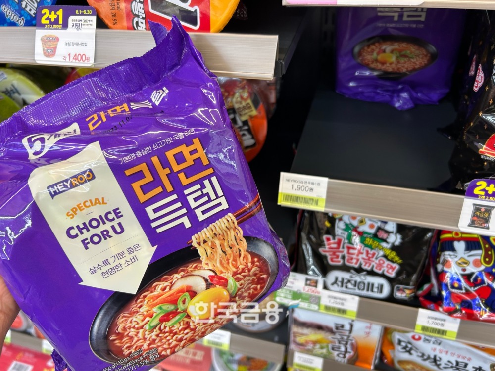 편의점 CU의 PB HEYROO가 출시한 '라면득템'은 업계 최저가에 판매되고 있다. 개당 380원. /사진=박슬기 기자