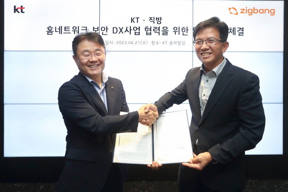 직방 스마트홈 국내사업총괄 이병수 이사(오른쪽)와 KT Enterprise 서비스 DX 본부장 민혜병 상무가 21일 KT송파타워에서 열린 ‘홈네트워크 보안사업 공동 협력을 위한 업무협약식’에서 기념촬영을 하고 있다. / 사진제공=직방