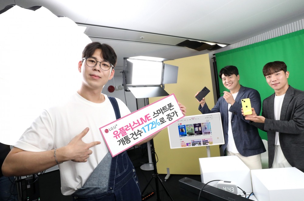 LG유플러스는 올해 1월부터 현재까지 공식 라이브커머스 ‘유플러스LIVE’를 통해 스마트폰을 개통한 건수가 지난해 같은 기간 대비 172%로 증가했다고 22일 밝혔다. 사진은 스튜디오에서 유플러스LIVE를 소개하는 LG유플러스 모델의 모습. 사진 제공=LG유플러스