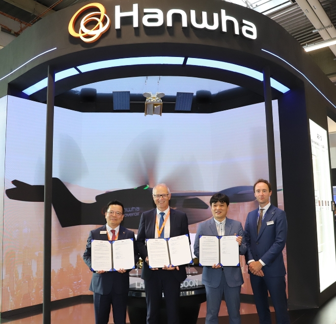 한화시스템(대표 어성철)은 지난 21일(현지 시각) 유럽 최고의 항공기술 연구기관인 네덜란드 국립 항공우주연구소(NLR)와 'UAM 인프라 사업 협력을 위한 3자 업무협약(MOU)'을 체결했다. /사진제공=한화시스템.