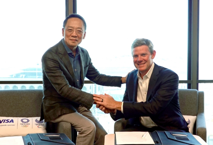 왼쪽부터 정태영 현대카드 부회장과 라이언 맥이너니 Visa CEO /사진제공=현대카드