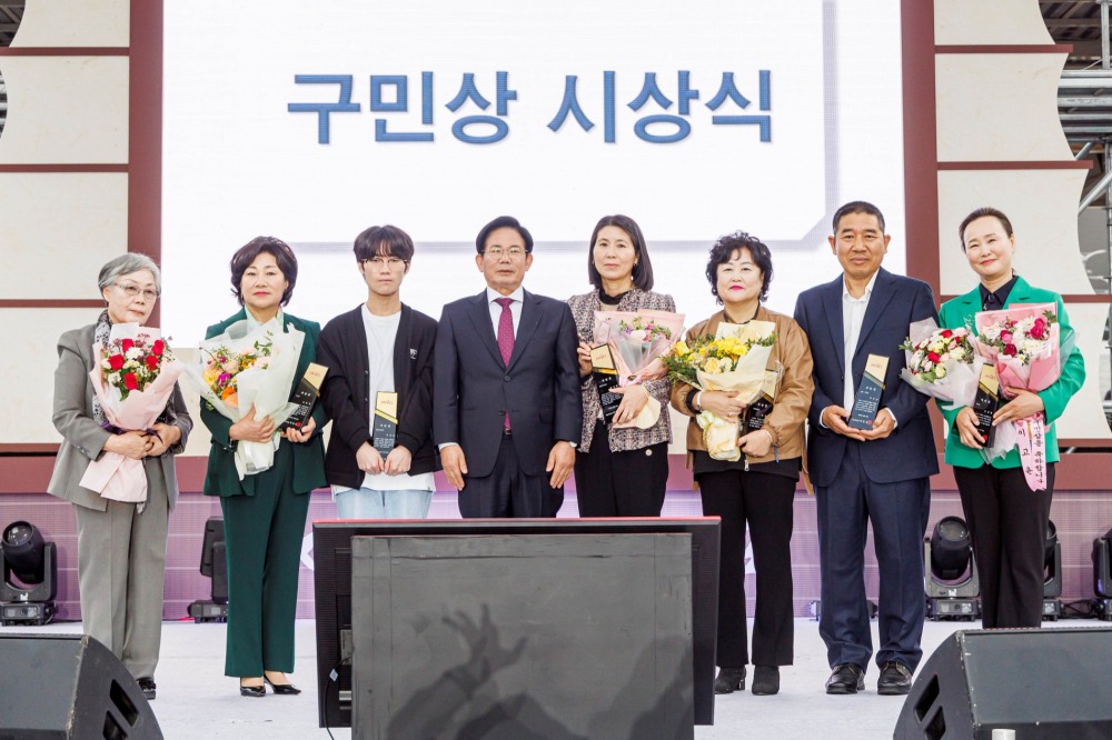 박강수 마포구청장이 지난해 10월 마포나루 새우젓축제장에서 개최된 구민상 시상식에서 기념촬영을 하는 모습./사진제공=마포구