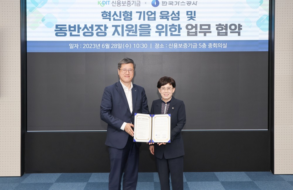 최원목 신용보증기금 이사장(왼쪽)과 최연혜 한국가스공사 사장(오른쪽)이 28일 신용보증기금 본점에서 혁신형 기업 육성 및 동반성장 지원을 위한 업무협약을 체결했다. /사진제공=신용보증기금