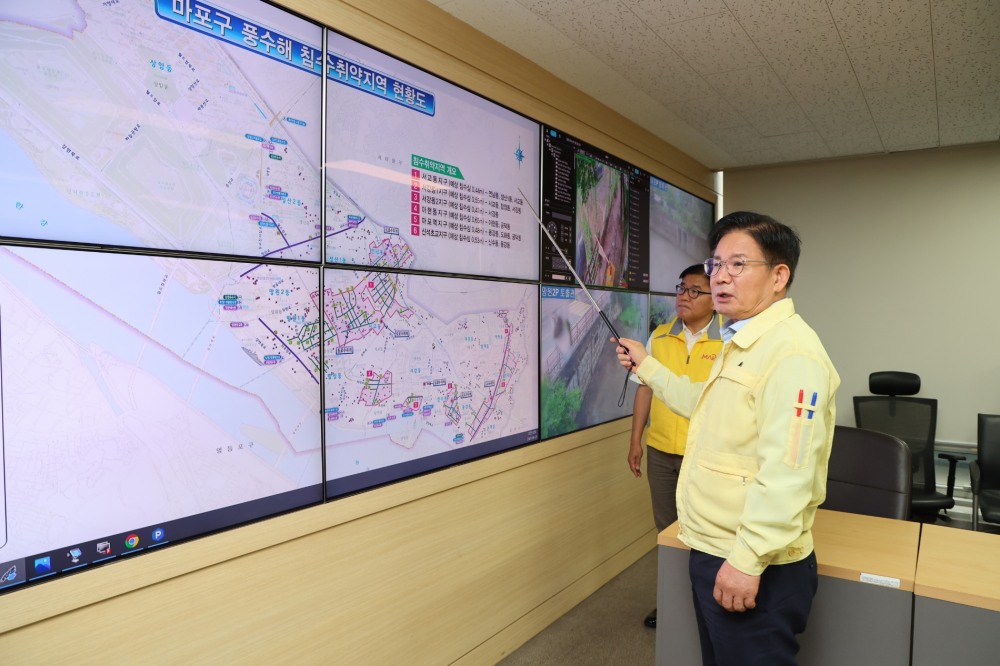 박강수 마포구청장이 CCTV를 통해 관내 침수취약 지역을 모니터링 하는 모습./사진제공=마포구