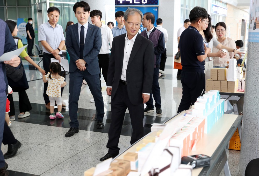 국가철도공단 김한영 이사장이 11일(화) 철도공단 본사 1층에서 열린 바자회에 참여하고 있다. / 사진제공=국가철도공단