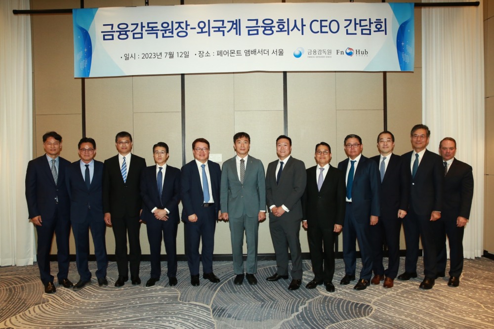 이복현 금융감독원장은 12일 오전 10시 서울 여의도 페어몬트호텔에서 국내에 진출한 외국계 금융사 11곳 CEO와 간담회를 개최했다. (왼쪽부터) 박천웅 이스트스프링자산운용 대표, 송영록 메트라이프생명 대표, 허샤오젠 중국공상은행 대표, 나카무라 신키치 MUFG 대표, 정은영 HSBC 대표, 이복현 금융감독원장, 네이슨 마이클 촹 AIA생명 대표, 김기준 JP모간체이스 대표, 궈밍쩡 유안타증권 대표, 정형진 골드만삭스증권 대표, 박종학 베어링자산운용 대표, 에드워드 콥 에이스손해보험 대표 / 사진제공= 금융감독원(2023.07.12)