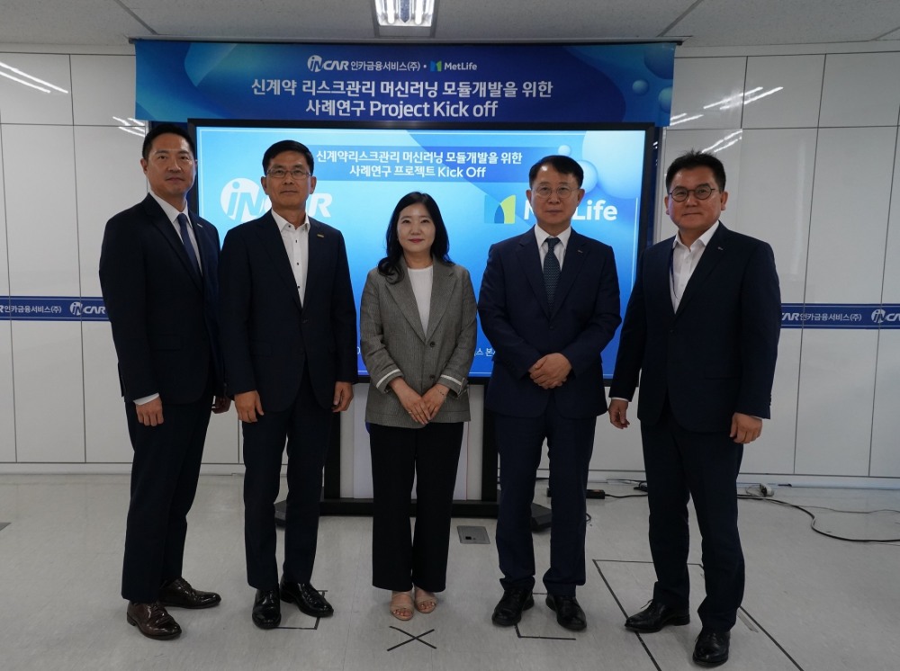 (왼쪽부터) 이충원 메트라이프생명 GA채널 본부장, 김진성 메트라이프생명 GA채널 전무, 이순임 인카금융서비스 소비자보호총괄 상무, 천대권 인카금융서비스 부회장, 김종명 인카금융서비스 마케팅 전무가 행사 후 기념촬영을 하고 있다./(2023.07.13.)./사진제공=메트라이프생명