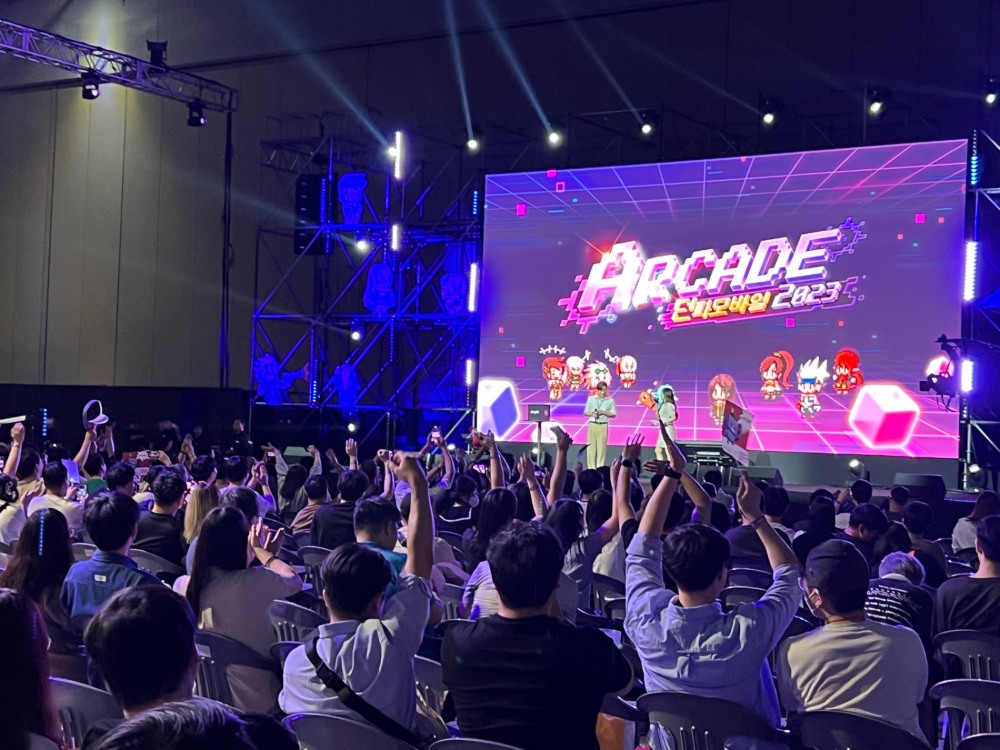 옥성태 디렉터가 퀴즈 이벤트에 직접 무대에 올라 쇼케이스 경품 당첨자를 뽑았다. / 사진=이주은기자