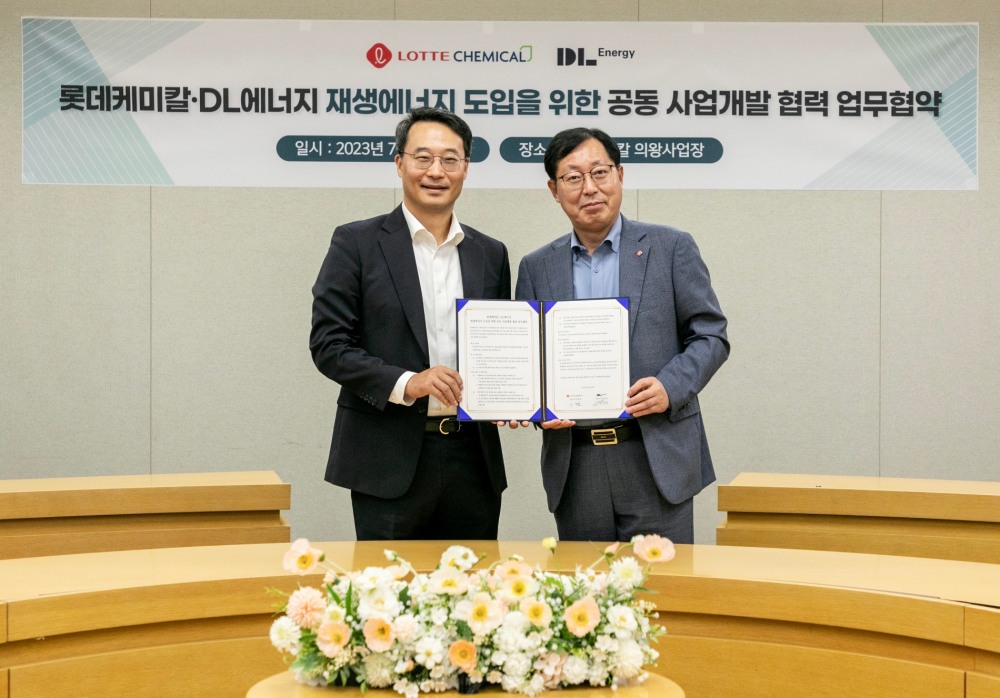 이정욱 DL에너지 대표(왼쪽)와 이영준 롯데케미칼 첨단소재사업 대표가 17일 재생에너지 공동 사업개발 업무협약식에서 협약을 체결하고 기념촬영을 하는 모습./사진제제공=DL에너지