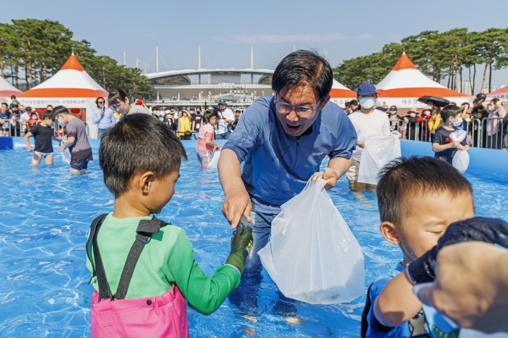 박강수 마포구청장이 지난해 새우젓축제 기간 아이들과 새우젓잡기 체험프로그램에 참여한 모습./사진제공=마포구