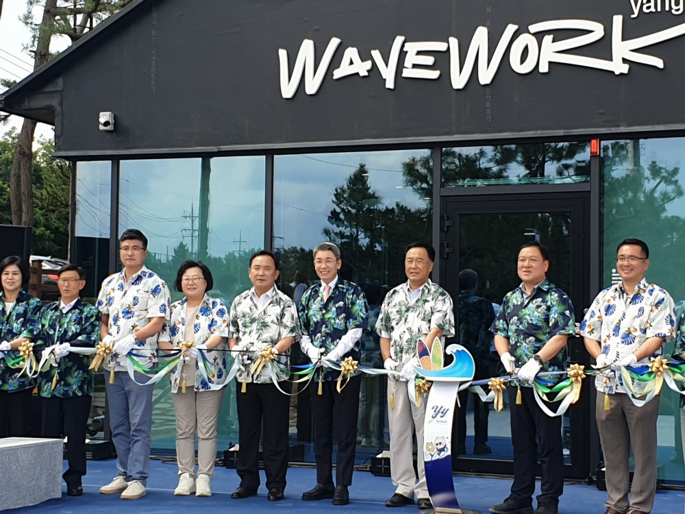 2023년 7월 25일 양양 스마트관광도시 출범식에 참석한 오세만 양양군의회 의장(왼쪽에서 다섯번째), 이재환 한국관광공사 부사장(왼쪽에서 6번째), 김진하 양양군 군수(왼쪽에서 7번째)가 기념촬영을 하고 있다. /사진제공=한국관광공사