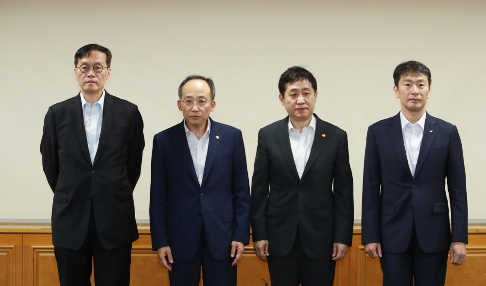 추경호 경제부총리 겸 기획재정부장관(왼쪽에서 두번째)은 27일 서울 명동 은행회관에서 관계 기관 합동 '비상거시경제금융회의'를 개최했다. 이날 회의에는 이창용 한국은행 총재(왼쪽에서 첫번째), 김주현 금융위원회 위원장(왼쪽에서 세번째), 이복현 금융감독원 원장(오른쪽에서 첫번째)이 참석했다. / 사진제공= 한국은행(2023.07.27)