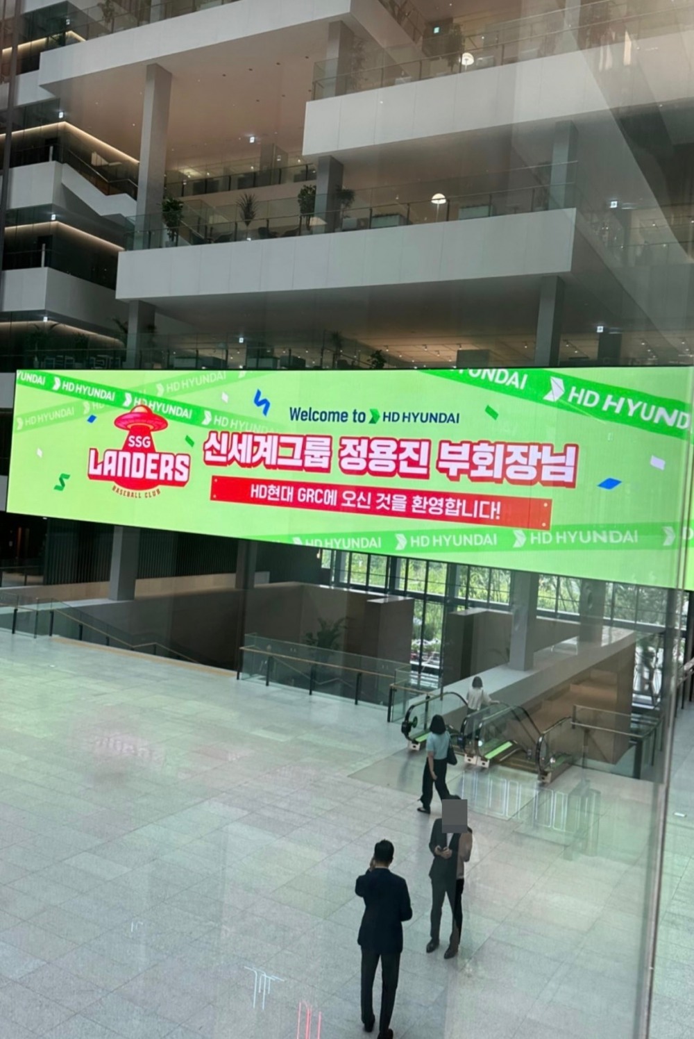 정용진 신세계그룹 부회장이 HD현대 신사옥 GRC에 방문했다. /사진=정용진 인스타그램