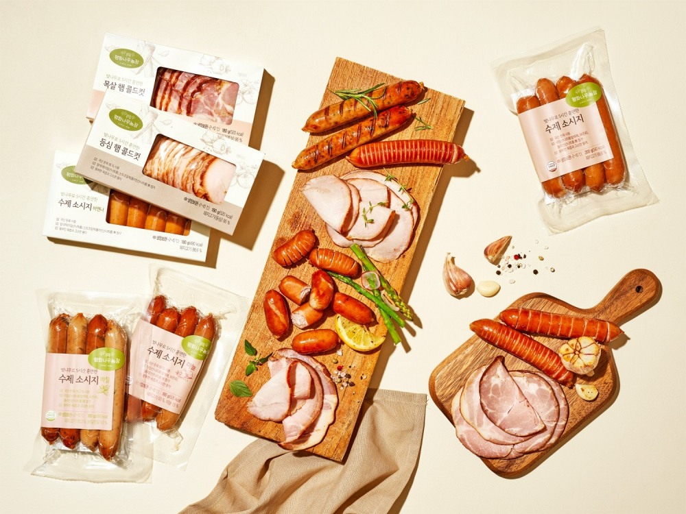 풀무원 올가홀푸드(대표 강병규)가 국산 무항생제 돈육을 벚나무로 훈연해서 만든 ‘벚나무로 훈연한’ 소시지 4종과 콜드컷 2종을 출시했다고 3일 밝혔다. /사진=풀무원 올가홀푸드