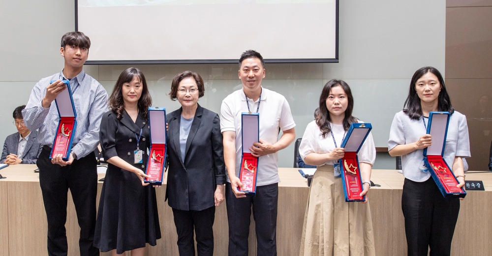 박희영 용산구청장(왼쪽에서 3번째)이 2023년 상반기 적극행정 우수 공무원들과 기념촬영을 하는 모습./사진제공=용산구