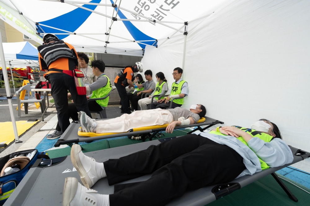 LH는 세종특별자치시 집현동 새나루마을 12단지 공동주택에서 지진 발생을 가정한 안전한국훈련을 유관기관과 합동으로 실시했다./사진제공=LH