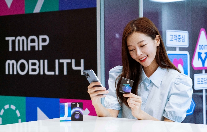 티맵모빌리티가 대리운전과 주차 등 모빌리티 서비스를 최대 반값에 이용할 수 있는 ‘티맵 KB국민카드’를 출시했다. / 사진제공=티맵모빌리티