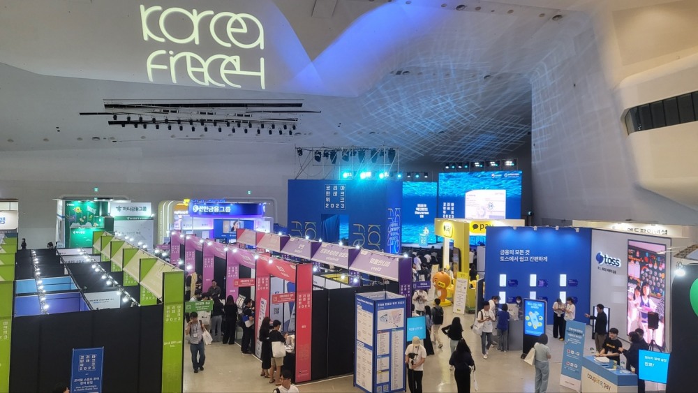 31일 글로벌 핀테크 박람회 ‘코리아 핀테크 위크 2023’이 개막 2일차를 맞이한 가운데, 이날도 세미나 참석, 최신 디지털 기술 체험 등을 위해 행사장을 찾은 사람들로 북적였다. /사진 = 한국금융신문(2023.08)