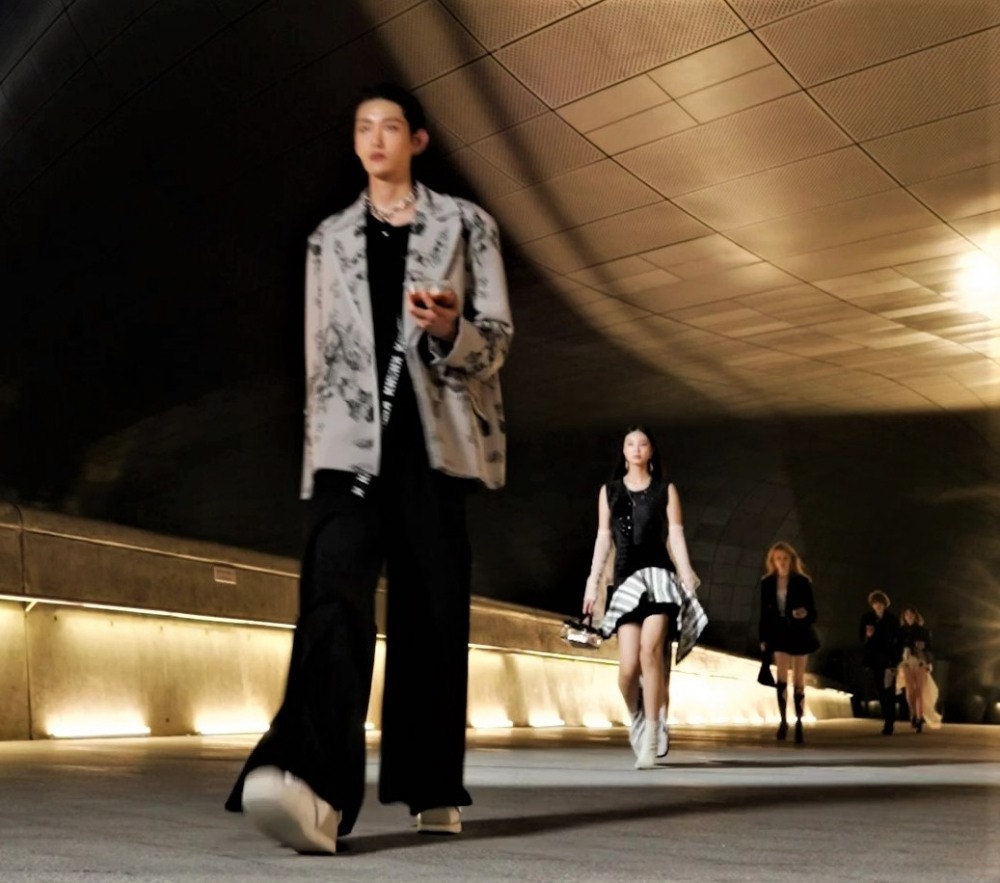 반찬을 들고 런웨이를 걷는 모델들의 모습. /사진제공=이마트24