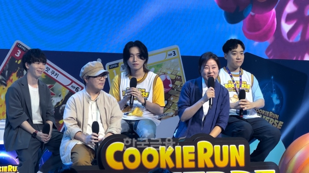 1일 서울 잠실 비타 500 콜로세움에서 열린 쿠키런 브레이버스 론칭 쇼케이스에 참여한 게임 일러스트레이터들. (왼쪽부터) 시노모토 료, 와타나베 켄지, 카라미, 흑요석, 인간젤리 / 사진=이주은 기자