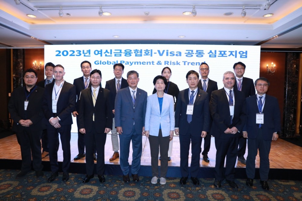 2열 좌측부터 문장현(Visa Korea 상무), 박완식(우리카드 대표이사), 김덕환(현대카드 대표이사), 김규연(금융보안원 수석), 박태준(여신금융연구소 실장), 윤종문(여신금융연구소 팀장)1열 좌측부터 Kaw Wee Lim(Visa Asia Pacific Head of Payment Fraud Disruption), Joe Cunningham(Visa Asia Pacific Regional Risk Officer), 이창권(KB국민카드 대표이사), 정완규(여신금융협회장), 백혜련(국회 정무위원장), 김주현(금융위원장), Patrick Storey(Visa Korea 사장), 김대환(삼성카드 대표이사)./ 사진 = 여신금융협회