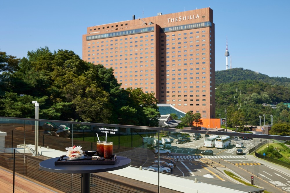 신라면세점은 남산뷰를 한눈에 볼 수 있는 루프탑 카페를 오픈했다. /사진제공=신라면세점