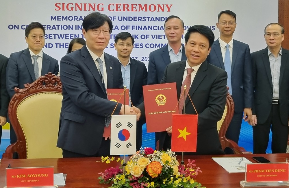 김소영 금융위원회 부위원장(왼쪽)과 팜 티엔 중(Pham Tiem Dung) 베트남 중앙은행 부총재(오른쪽)가 지난 7일 베트남 하노이에서 금융위원회와 베트남 중앙은행 간 디지털금융 MOU를 체결했다. /사진제공=금융위원회