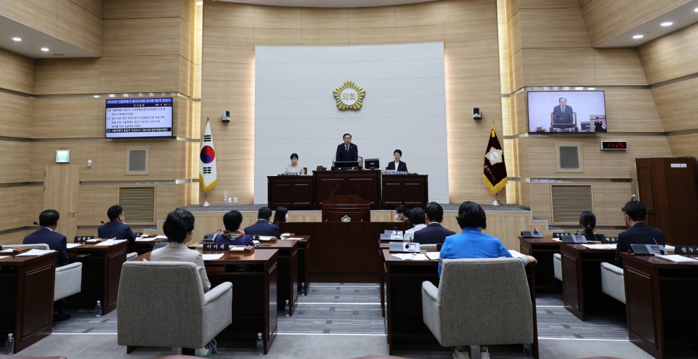 오천진 용산구의회 의장이 본회의를 주재하는 모습./사진제공=용산구의회