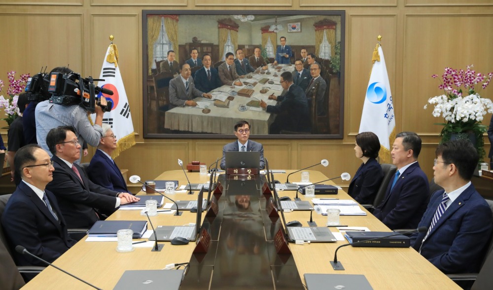 이창용 한국은행 총재가 24일 오전 서울 남대문로 한국은행에서 열린 금융통화위원회 본회의에서 회의를 주재하고 있다. 7인체제 금통위 모습. / 사진제공= 한국은행(2023.08.24)