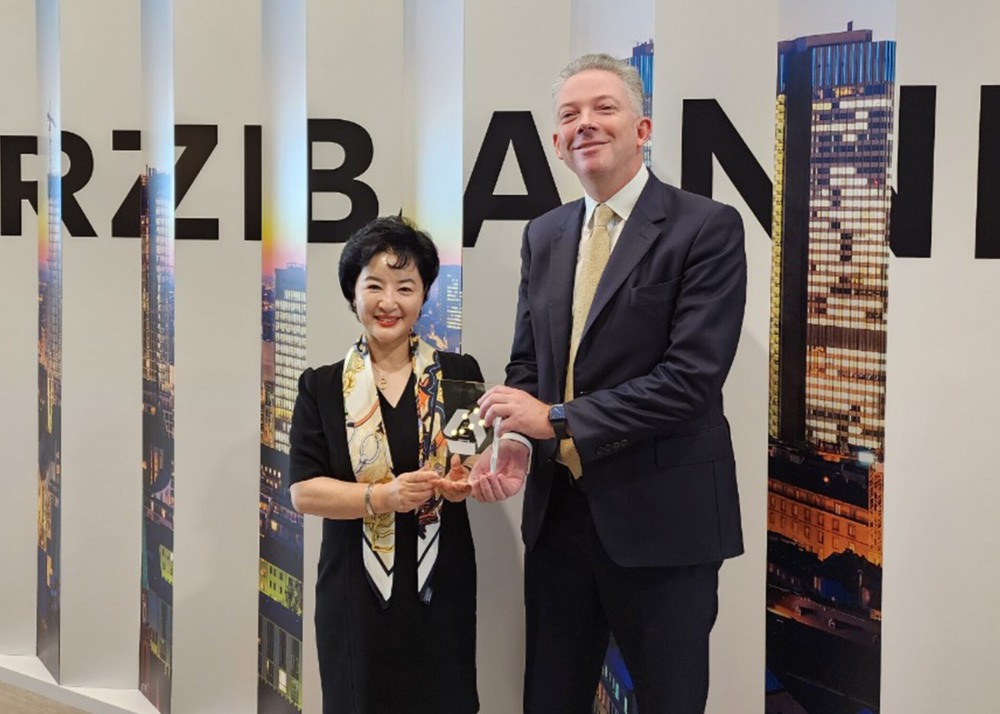 강신숙 Sh수협은행장(왼쪽)이 코메르츠은행 아시아지역그룹 본부를 방문해 닉 존스튼 아시아지역그룹대표(오른쪽)와 다양한 글로벌 IB사업에 대한 협력 방안을 논의했다. /사진제공=Sh수협은행