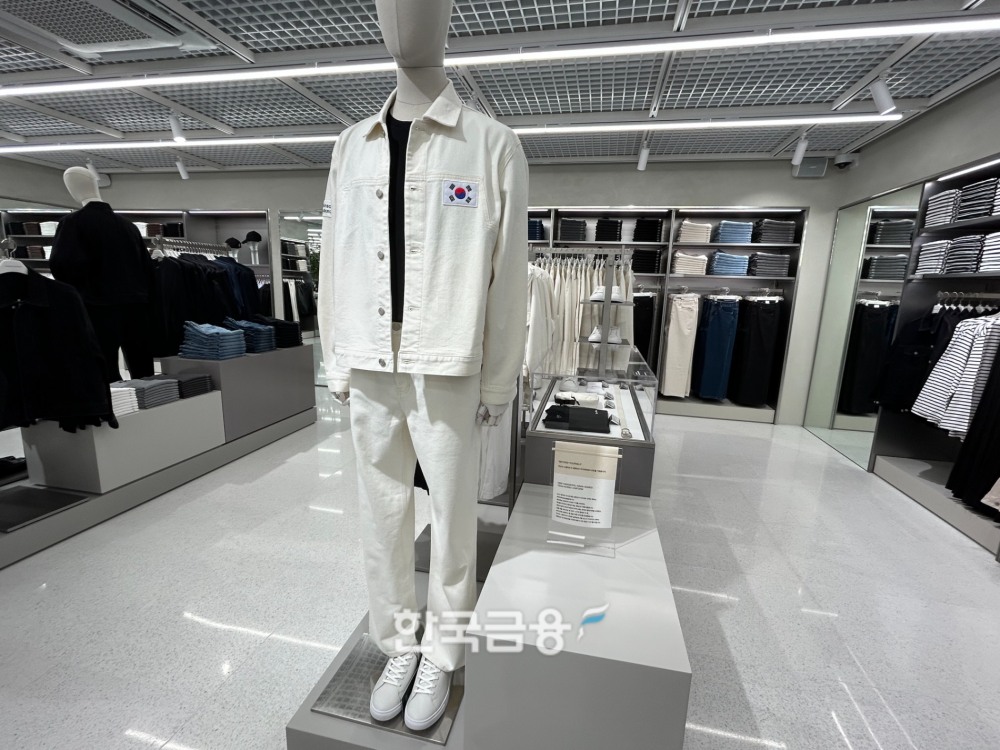 무신사 스탠다드 동성로점에서만 판매하는 항저우 아시안게임 단복. /사진=박슬기 기자