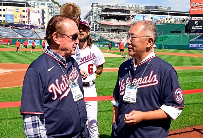 돈 라일리 호프 온 휠스 공동 설립자와 정의선 현대차그룹 회장. 사진제공=현대차.